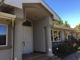 Building Photo - 1485 Lakeview Dr