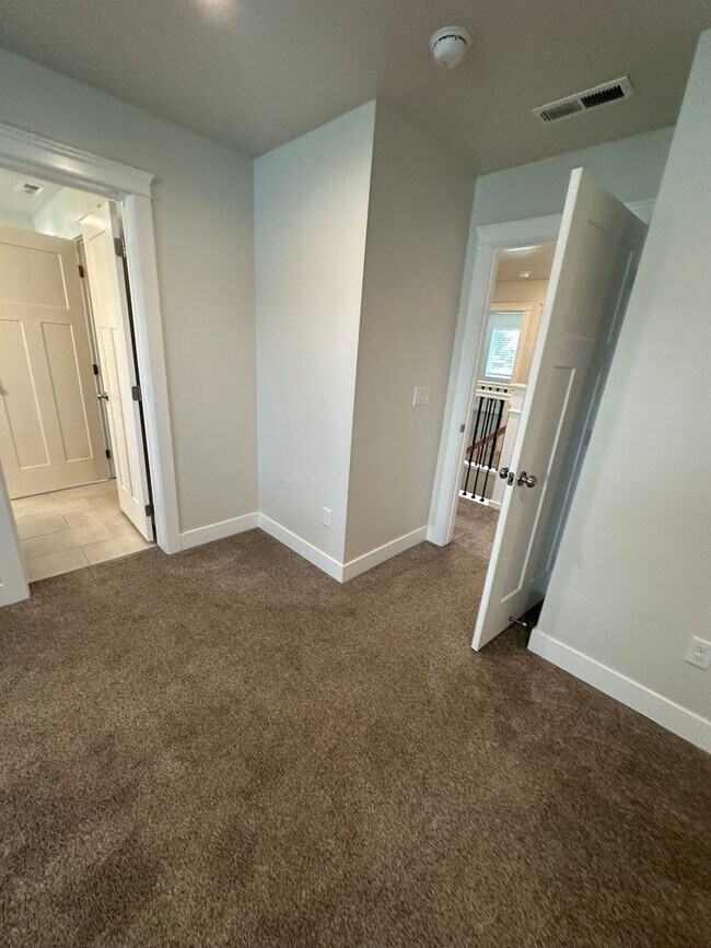 Building Photo - 3 Weeks Rent FREE! 3 Bed 2.5 Bath House for Rent in Morgan!