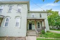 Building Photo - Adorable and Spacious Upper One Bedroom on...