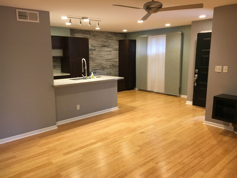 Building Photo - 417 W 8th St