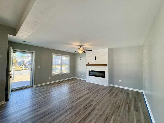 Building Photo - Move-In Ready 2 Bedroom, One Story Home – ...