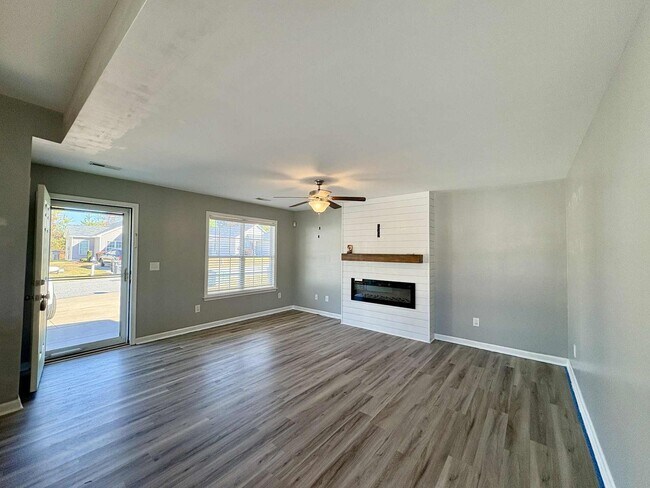 Building Photo - Move-In Ready 2 Bedroom, One Story Home – Convenience Meets Comfort!