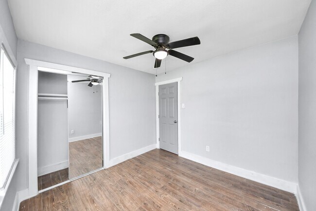 Building Photo - 5738 Kenilwood Dr