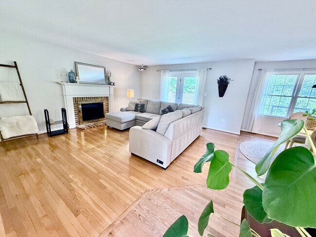 Building Photo - 2730 Wildwood Cir