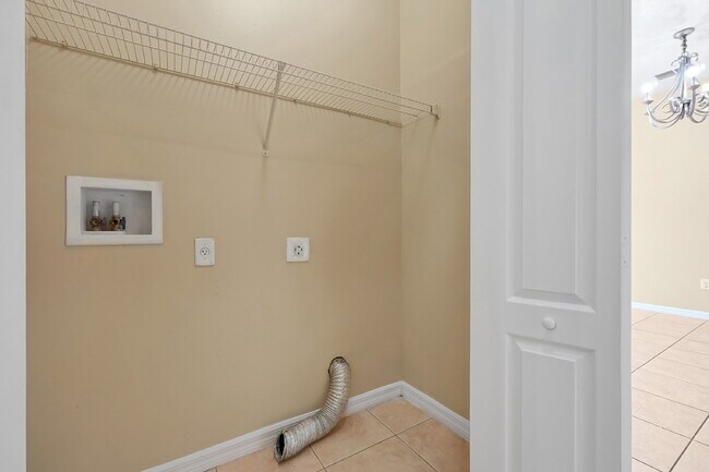 Building Photo - "Charming 3-Bed, 2-Bath Condo Oasis in Orlando – 1,000 Sq Ft of Comfort!"