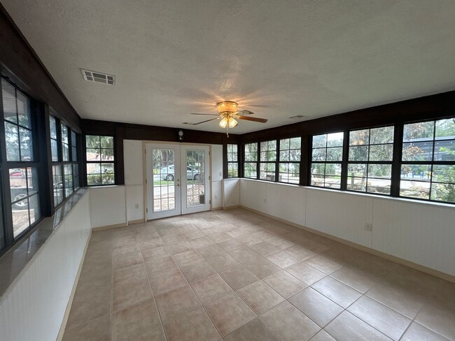 Building Photo - Beautiful 3 Bedroom Home Just Steps from L...