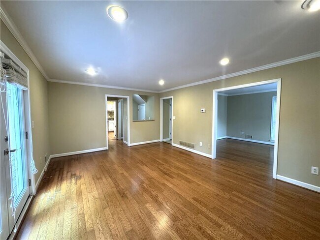 Building Photo - 5338 Roberts Dr