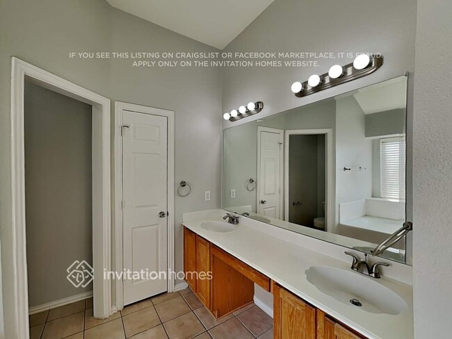 Building Photo - 1525 Swan Lake Dr