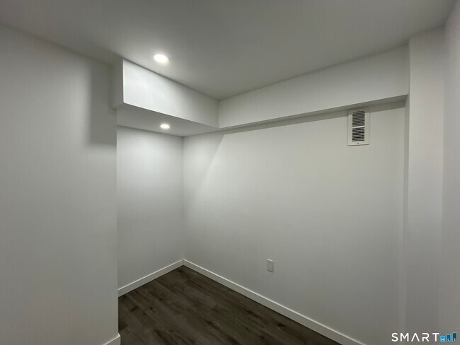 Building Photo - 110 Roger White Dr
