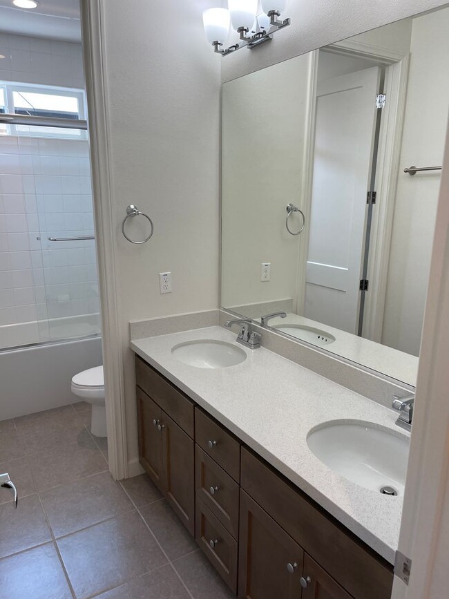 Building Photo - Large 5 Bed / 3 Bath Standalone unit in Lo...