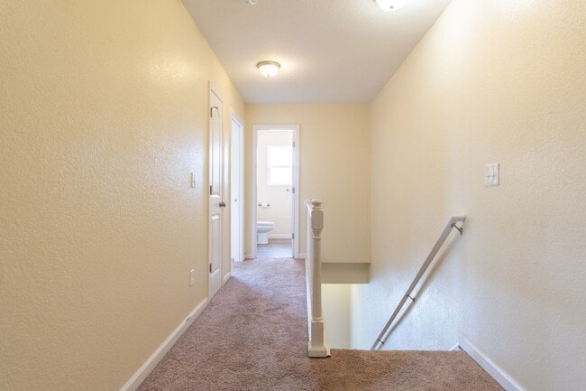 Building Photo - MOVE IN READY 3 Bedroom!