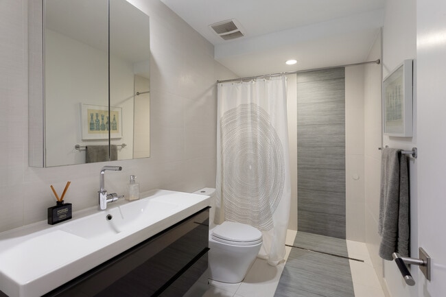 Building Photo - 1019 N Wolcott Ave