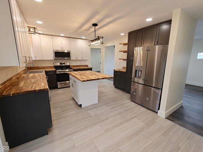 Building Photo - 2183 S Fairview Dr