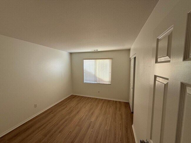 Building Photo - 5 Bedrooms 3.5 Bath in Willow Walk!