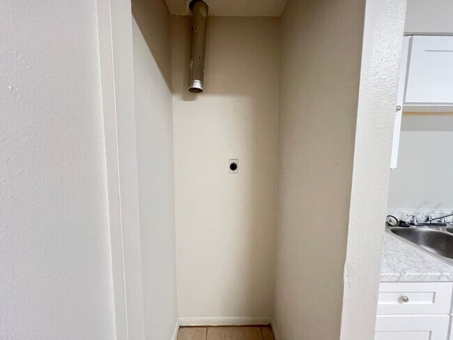 Building Photo - Beautifully Renovated 2 Bedroom, 1 Bathroom Home in Prime Ocala Location! Lawn Care Included!