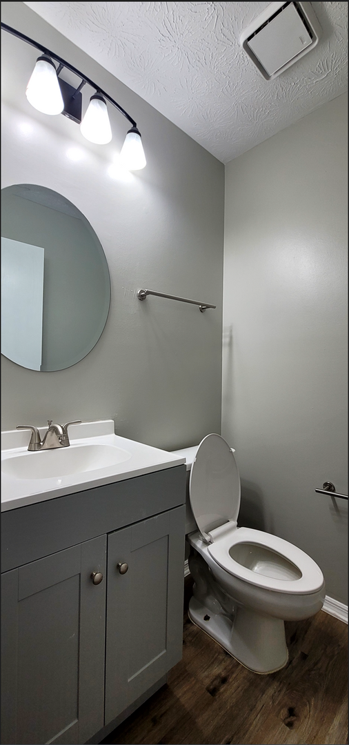 Building Photo - Beautiful 2 bedroom 1.5 bath Condo with at...