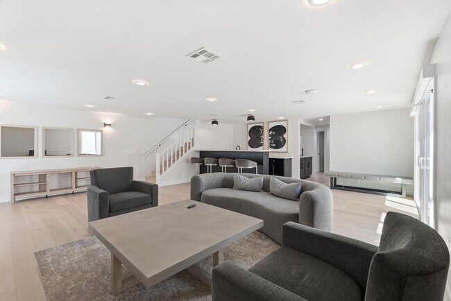 Building Photo - 5623 E Claire Dr