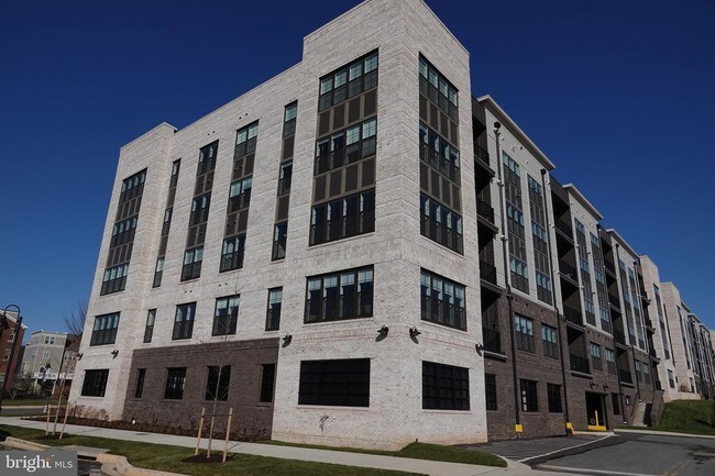 Building Photo - 210 Decoverly Dr