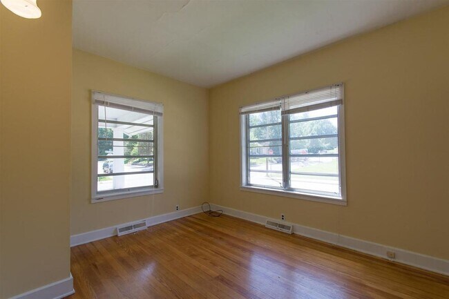 Building Photo - 3 bedroom, 1 bath Home: Available August 2026!