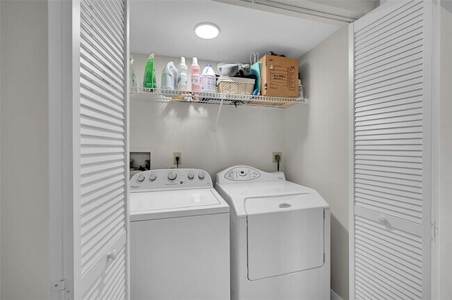 Building Photo - 9833 Westview Dr