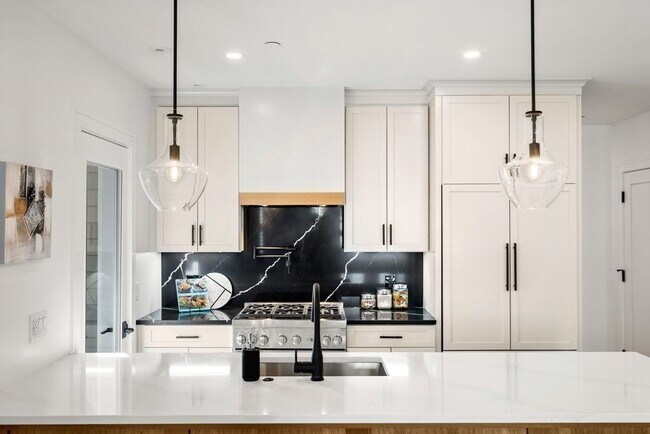 Building Photo - 57 Saratoga St