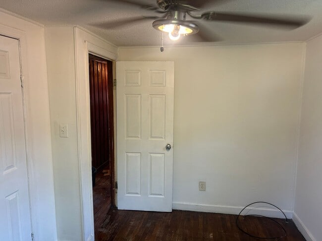 Building Photo - 2 Bed, 1 Bath Home