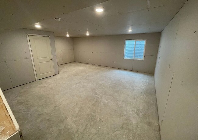 Building Photo - Spacious 3 Bedroom 2.5 Bathroom End Unit in Cedar City!