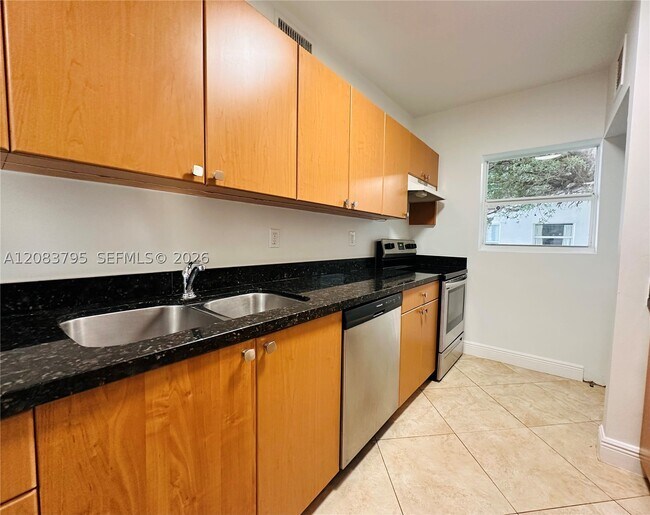 Building Photo - 946 Bay Dr E