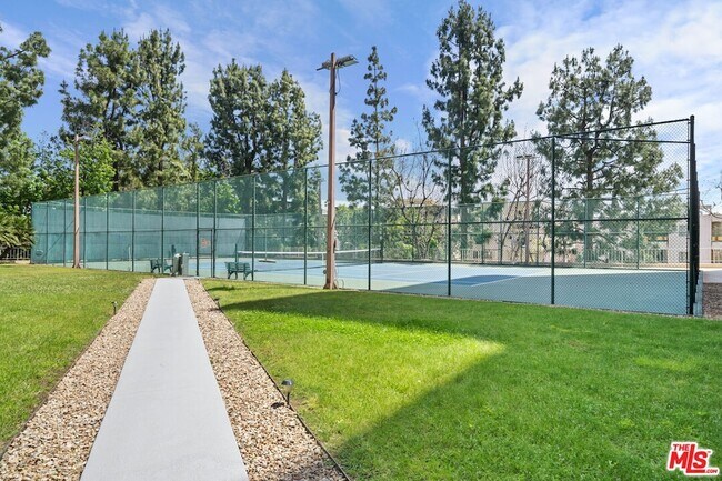 Building Photo - 100 S Doheny Dr