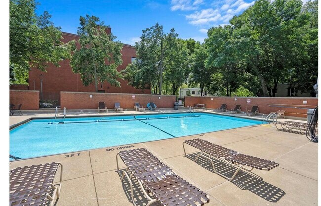 Building Photo - 901 S Plymouth Ct