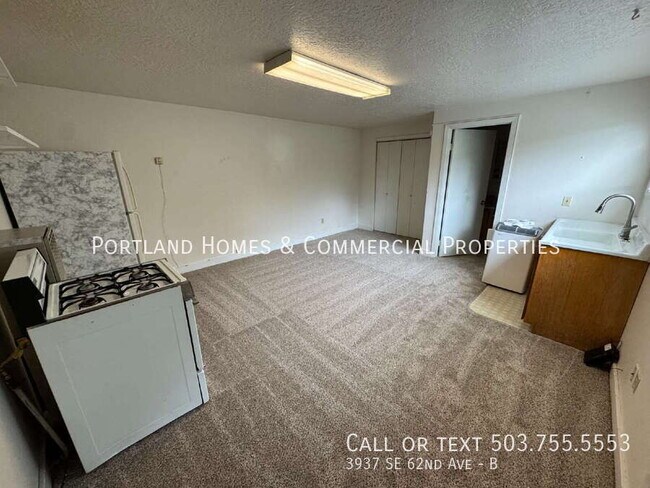 Building Photo - 3937 SE 62nd Ave