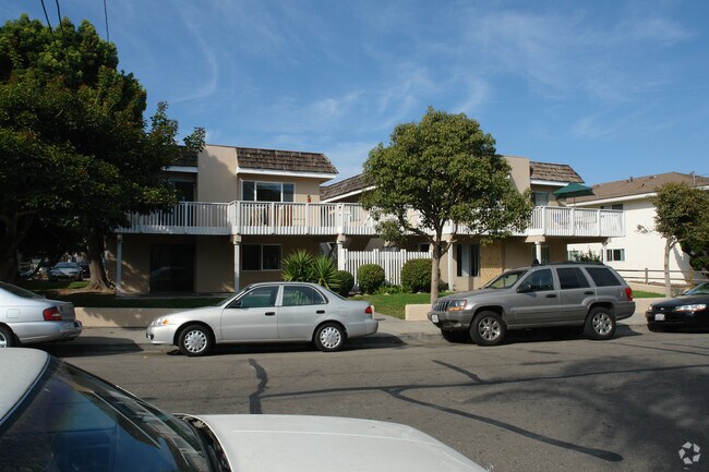 Building Photo - 6570 Del Playa Dr