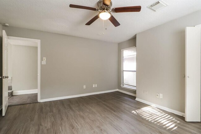 Building Photo - 1607 Bodart Cir