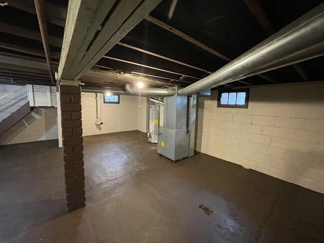 Building Photo - Three bedroom one bathroom home for rent