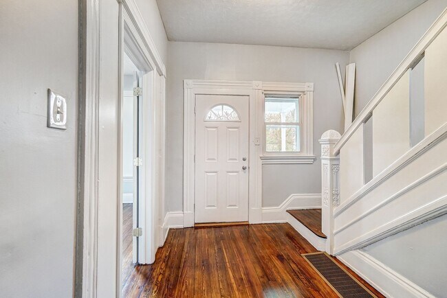 Building Photo - Three Bedroom in Cincinnati!