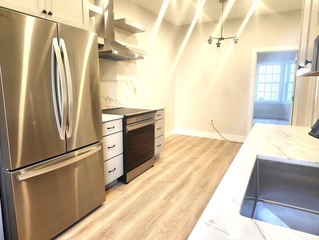 Building Photo - 264 Bowen St