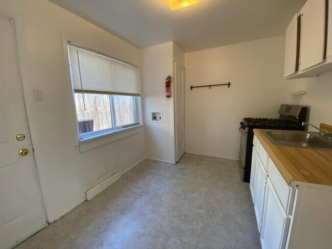 Kitchen with door to back courtyard - 2406 Clay St