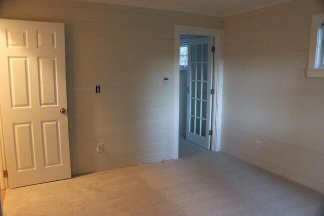 Building Photo - 300 Caroline St