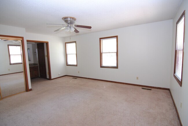 Building Photo - Spacious Rental in Sherwood
