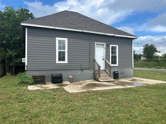 Building Photo - 400 Symes St