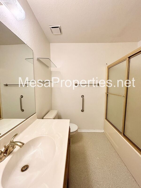 Building Photo - 15819 Cedarwood Pl