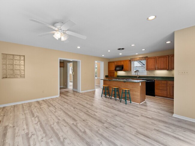 Building Photo - Classic Charm in Arlington