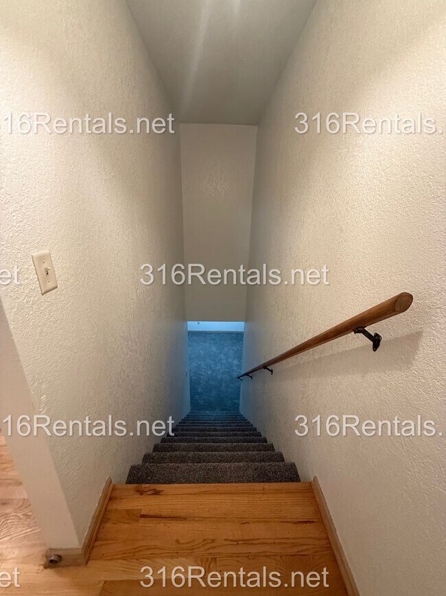 Building Photo - $1,595 - 3 bed 2 bath - Beautiful Remodeled Duplex Home Available Now!
