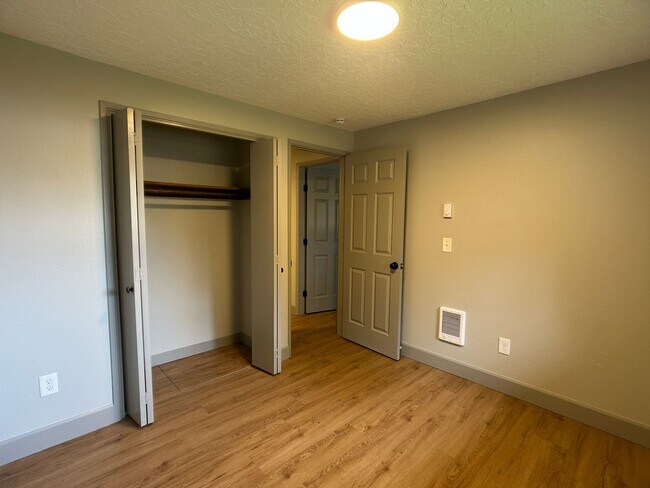 Building Photo - 5500 NE 41st Ave