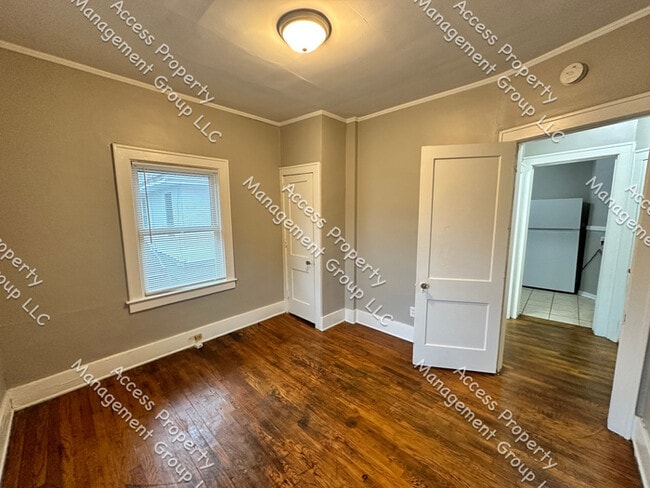 Building Photo - Large Upper 2 Bedroom SE Side Unit