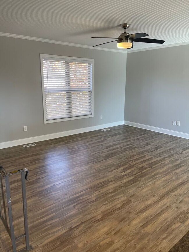 Building Photo - 4 Bedroom - 3 Bath Home with a 2 car garage in Farragut