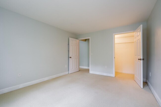 Building Photo - 11 Northbrook Dr