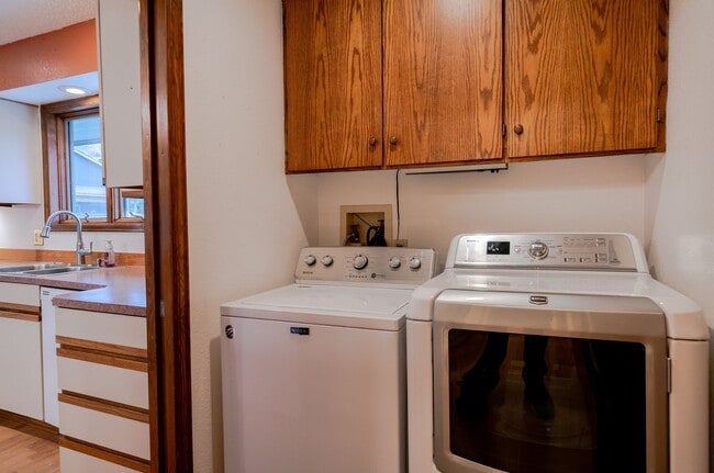Building Photo - Single Floor Home! 3 bedroom, 3 bathrooms ...
