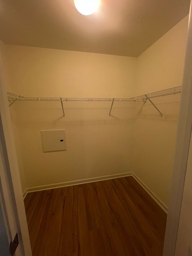 Building Photo - Central Wilmington, ground floor end unit, large 2 BR with porch(The Gardens)