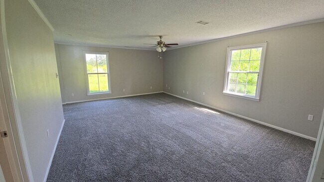 Building Photo - 985 Pineland Ave